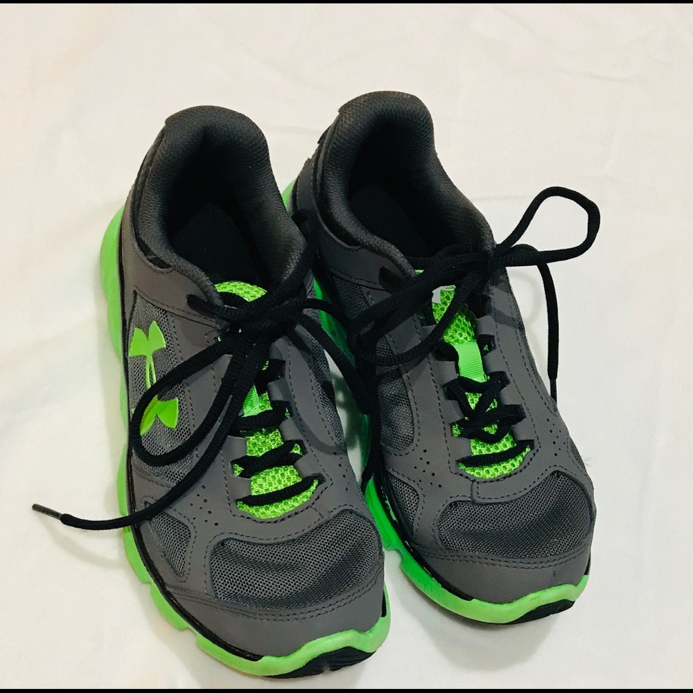 Under Armour  Size 4.5 Gray and Green Boys Shoes